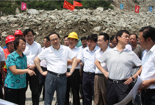 王寧副省長視察公司都汶高速公路福堂隧道搶險工作