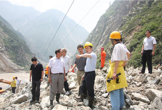 省交通運(yùn)輸廳彭琳廳長視察公司都汶高速公路抗洪搶險工作