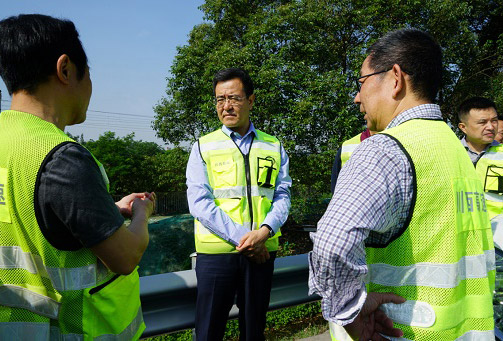 集團公司總經理馮文生赴公司交綠分公司承建繞城高速病害整治工程現場調研指導工作