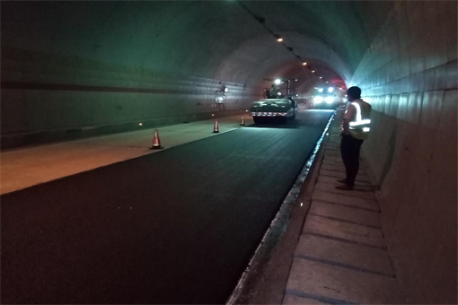 巴達高速高家嶺隧道上行超車道路面黑化處治工程順利完工