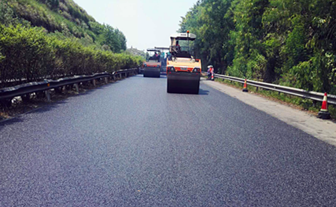 達渝高速公路路面病害整治工程SMA-13罩面正式進場施工