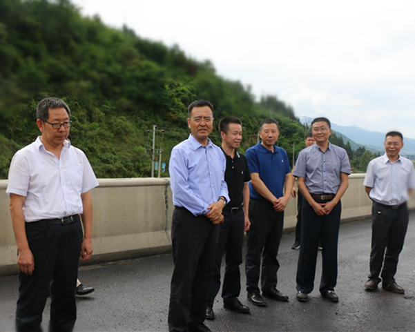 集團公司總經理馮文生一行赴   瀘黃路試驗段路面施工項目調研