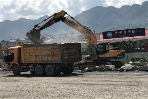 廣陜高速公路中子服務區場壩路面病害處治工程正式進場施工
