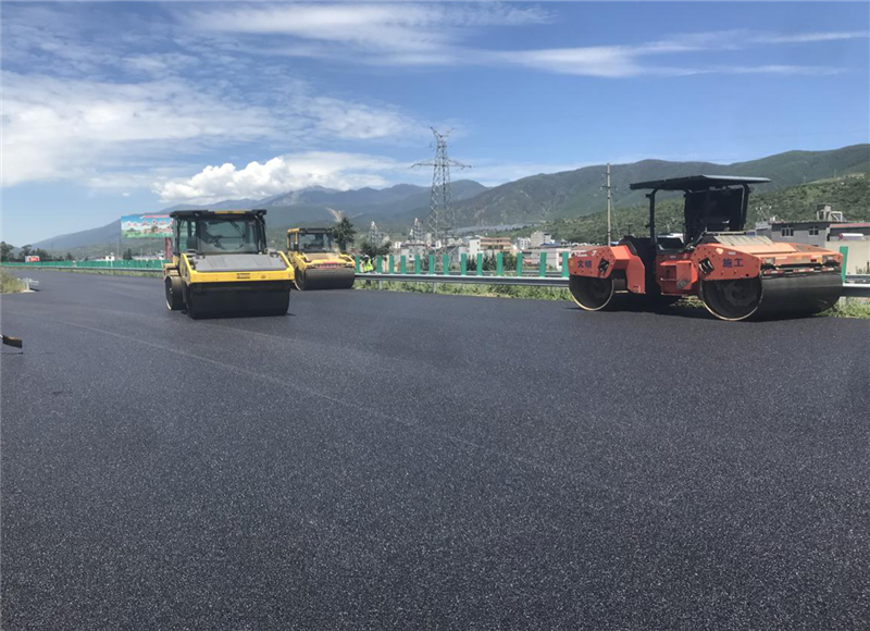 公司承建瀘黃高速公路加寬改造試驗段主線瀝青路面上面層全線貫通