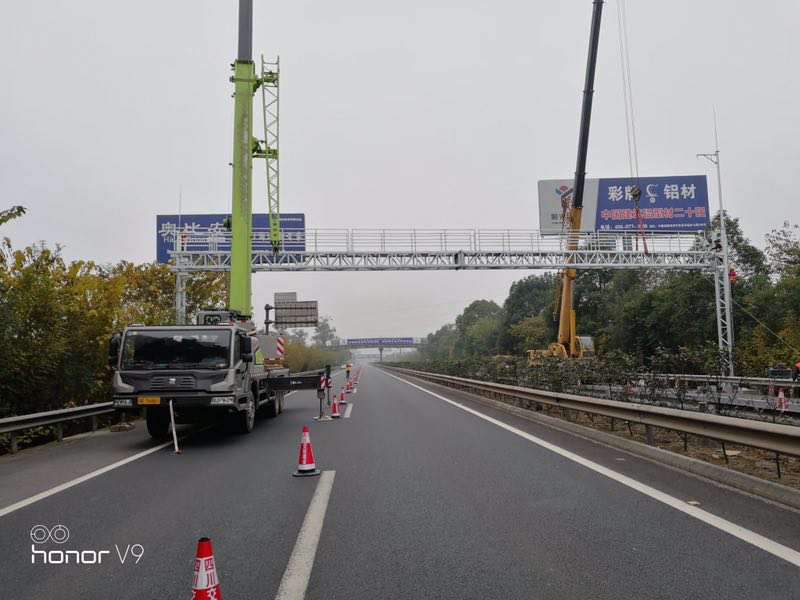G76廈蓉高速成渝段5.8GHz路徑標識站工程龍門架吊裝全部完工