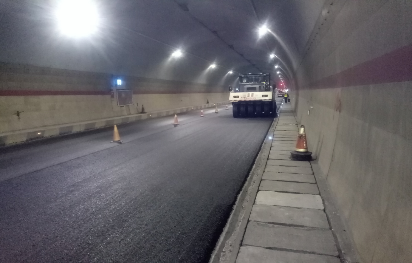 巴達高速全線八座隧道水泥混凝土路面黑化處治工程順利完工