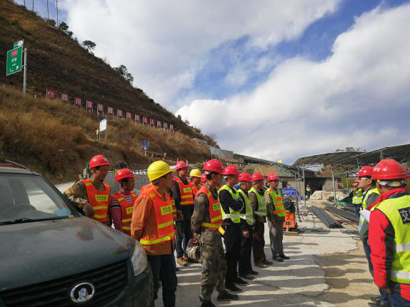 瀘黃高速加寬改造工程梳妝臺大橋雙側拼寬項目全面復工