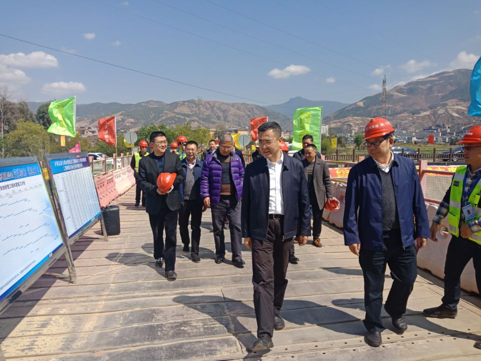 集團總經(jīng)理馮文生赴瀘黃路加寬改造試驗段梳妝臺大橋調(diào)研