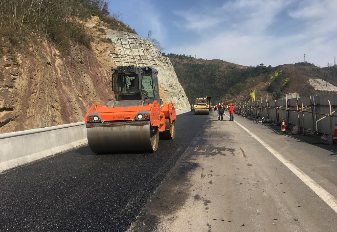達(dá)陜高速公路百里峽SMA-13路面試驗(yàn)段鋪筑完成