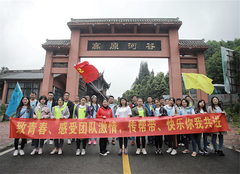 傳承五四精神 爭(zhēng)當(dāng)時(shí)代青年—路面分公司舉行拜師學(xué)藝及青年聯(lián)誼活動(dòng)