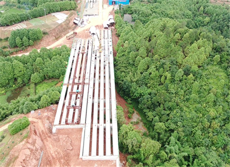 公司成宜高速公路ZCB4-2項目部坪上村大橋全幅貫通