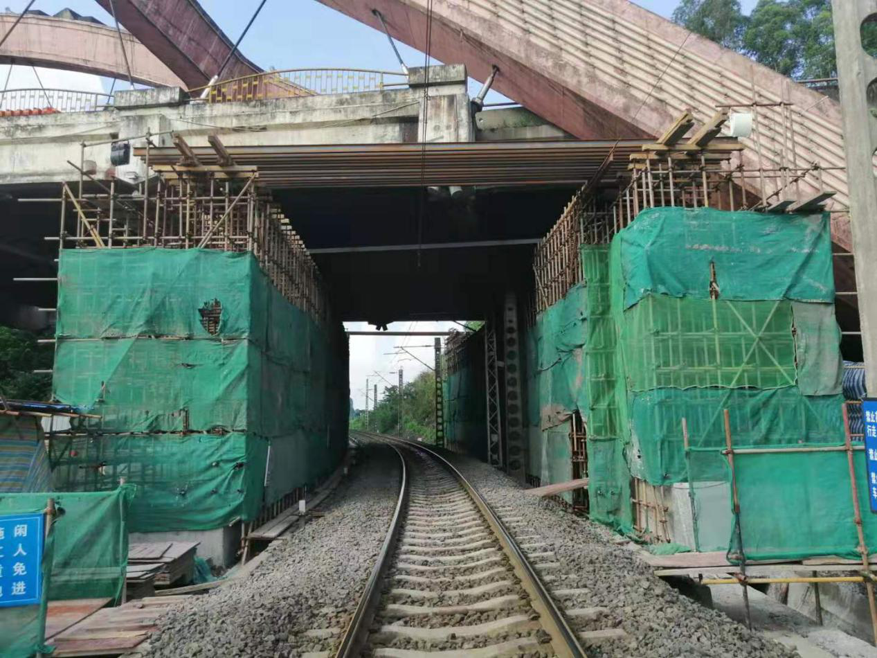 成渝高速公路內江提籃拱橋改造工程進入涉鐵部分關鍵施工階段