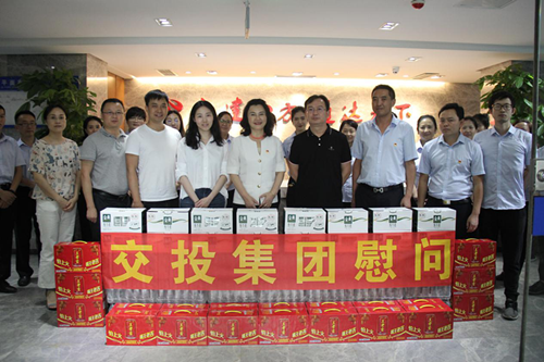 集團公司黨委委員、職工董事、工會主席彭洪赴公司路面分公司開展“不忘初心、牢記使命”主題教育調(diào)研暨“送清涼”活動