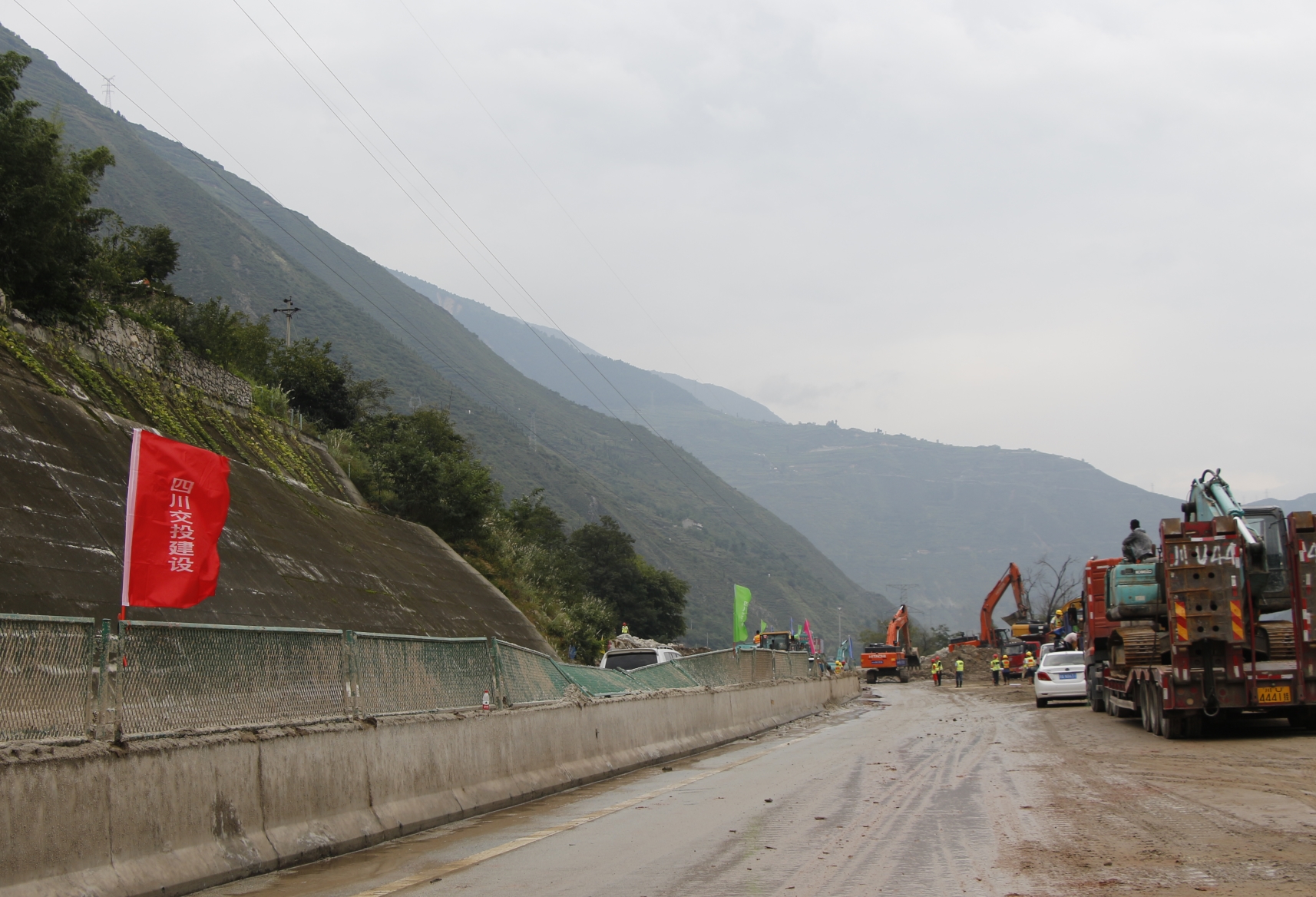 公司第一時間搶通簇頭溝岷江大橋