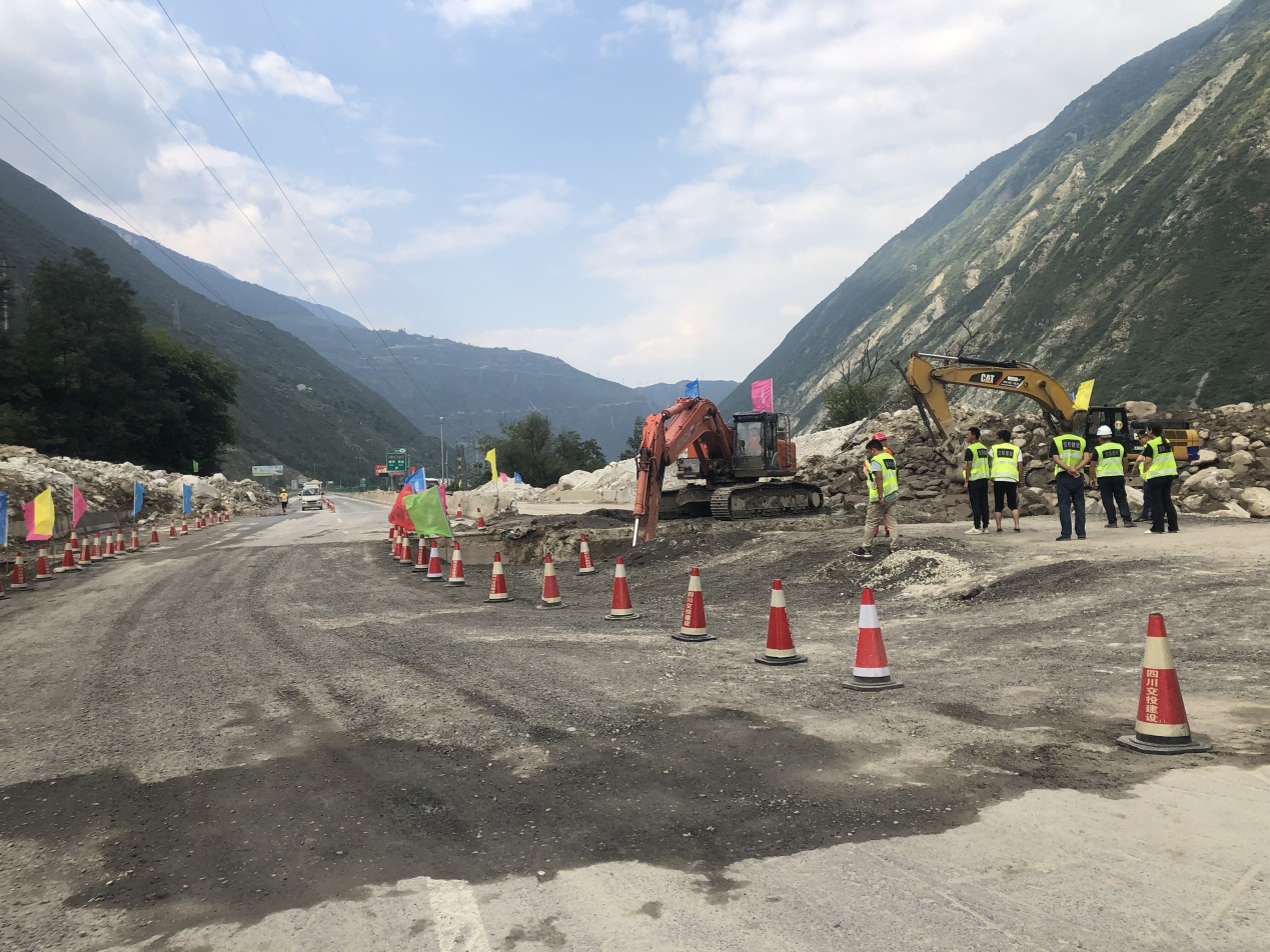 都汶高速簇頭溝岷江大橋順利完成交通轉換