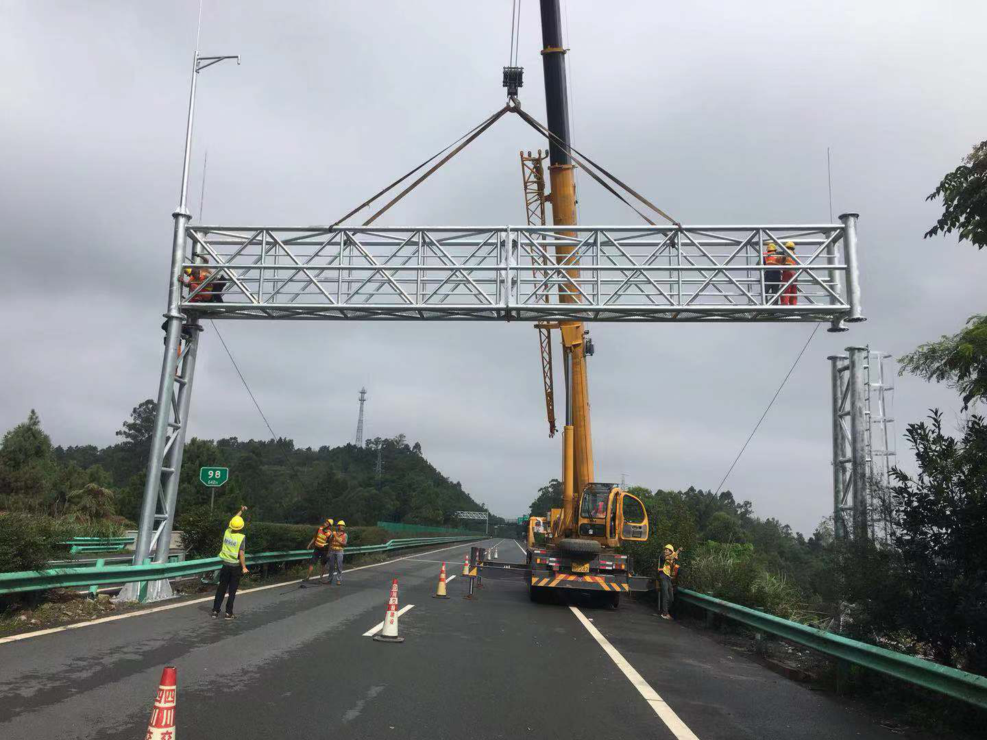 成樂高速、成仁高速ETC龍門架架設工程圓滿完工