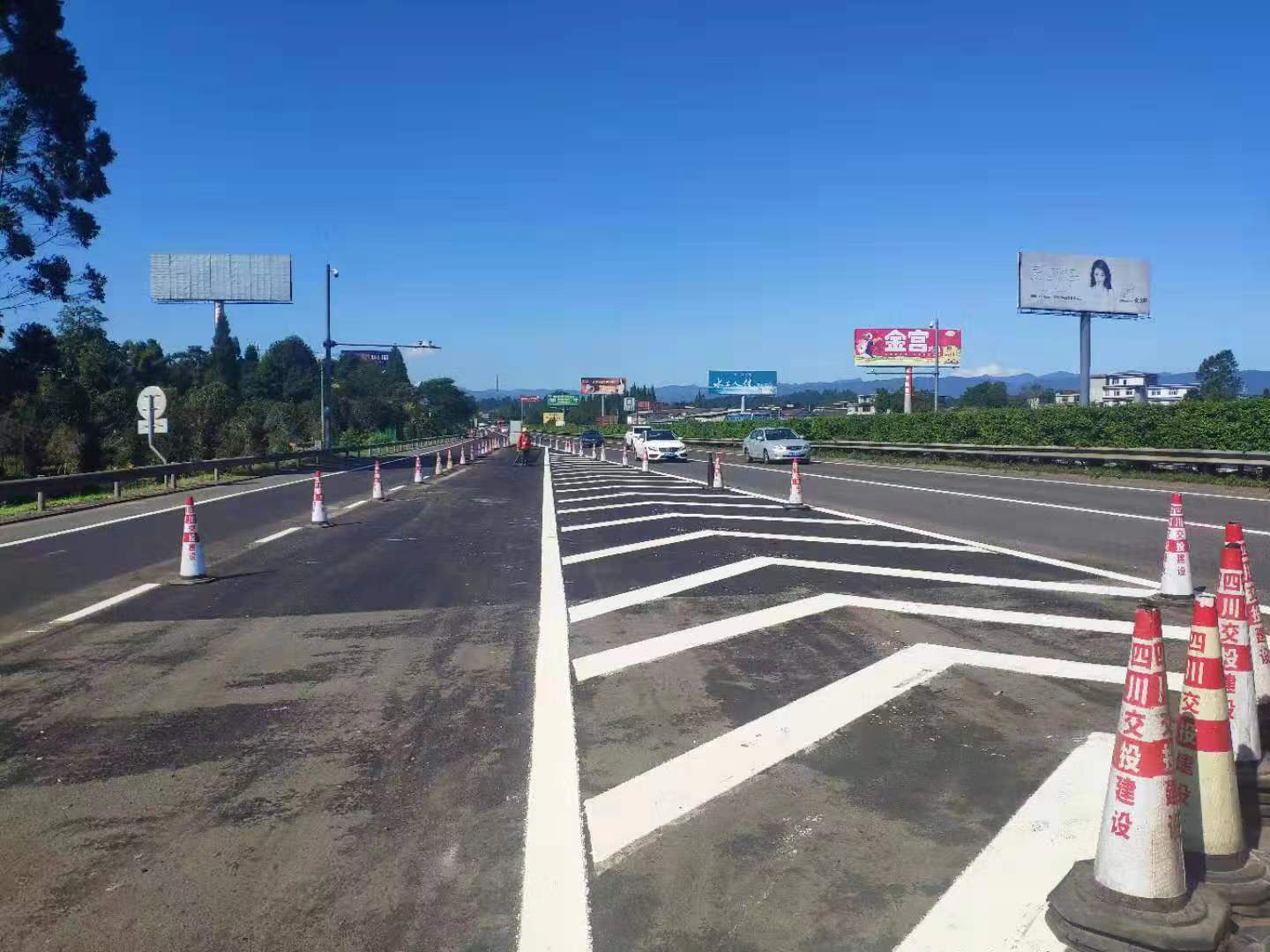 成雅高速邛名匝道提前完成施工任務