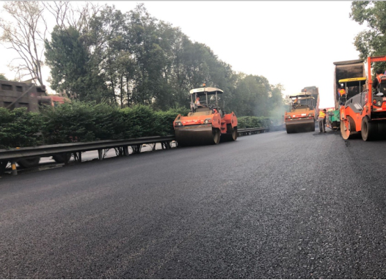 達渝、鄰墊路路面病害整治工程達渝一二期行車道SMA-13瀝青砼罩面和應急車道熱再生AC-20C加鋪試驗段順利鋪筑
