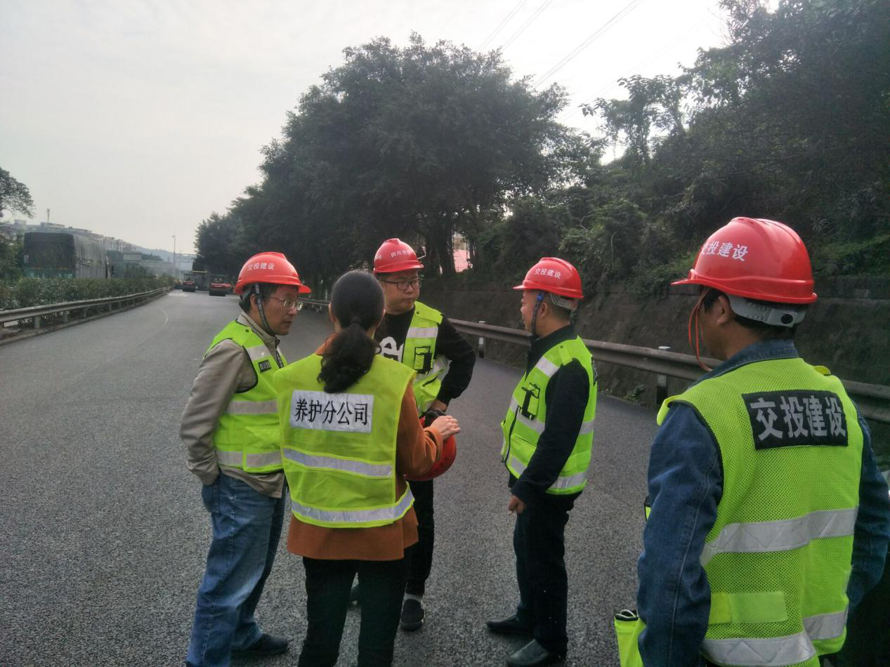 公司黨委委員、副總經理何騰一行調研內宜高速瀝青路面處治工程推進工作