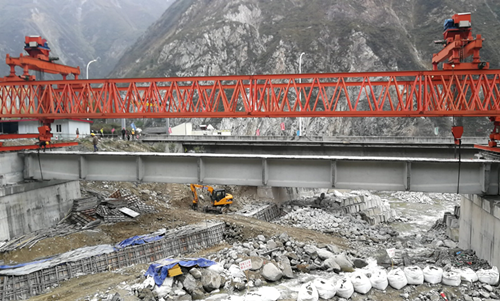 都汶高速公路“8.20”泥石流災(zāi)害應(yīng)急搶險工程板子溝大橋左線災(zāi)害恢復(fù)重建工程預(yù)應(yīng)力T梁架設(shè)完成