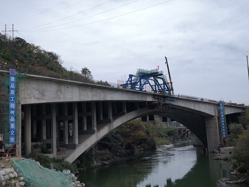 攀西高速瀘黃路加寬改造工程梳妝臺大橋左幅順利合攏_副本.png