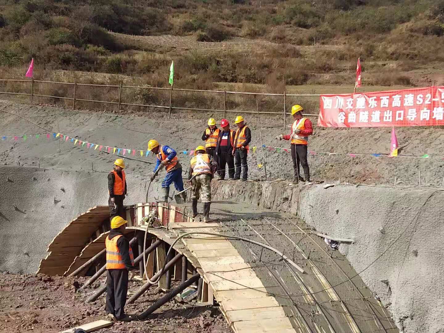 樂西高速S2樂西高速S2-5項目部啟動導向墻澆筑施工4.jpg