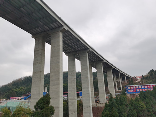 成資渝高速TJ5項目最高大橋王家溝大橋下部結構全部完成