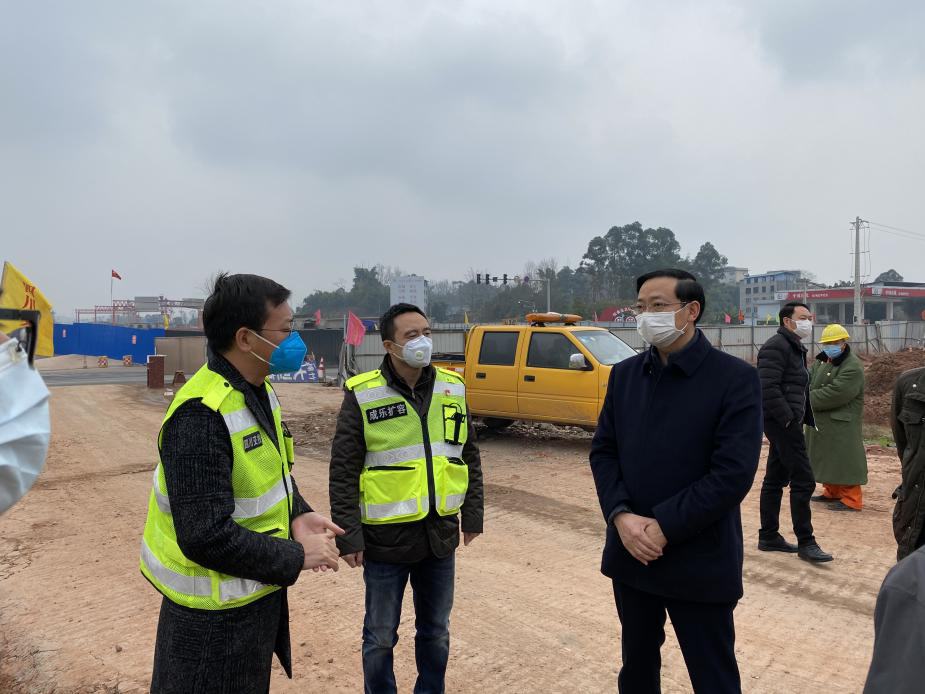 樂山市副市長羅新禮檢查督導(dǎo)成樂擴容建設(shè)項目棉竹互通防疫和復(fù)工準備工作