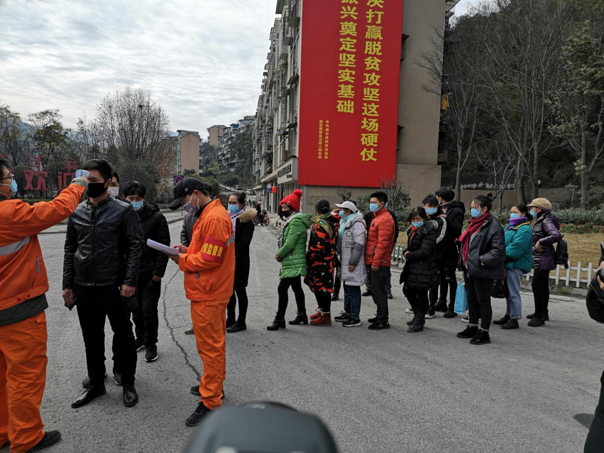 返崗民工提供身份證及健康證明，依次排隊(duì)測(cè)量體溫，并作登記，確認(rèn)無(wú)誤后登車(chē)2.png