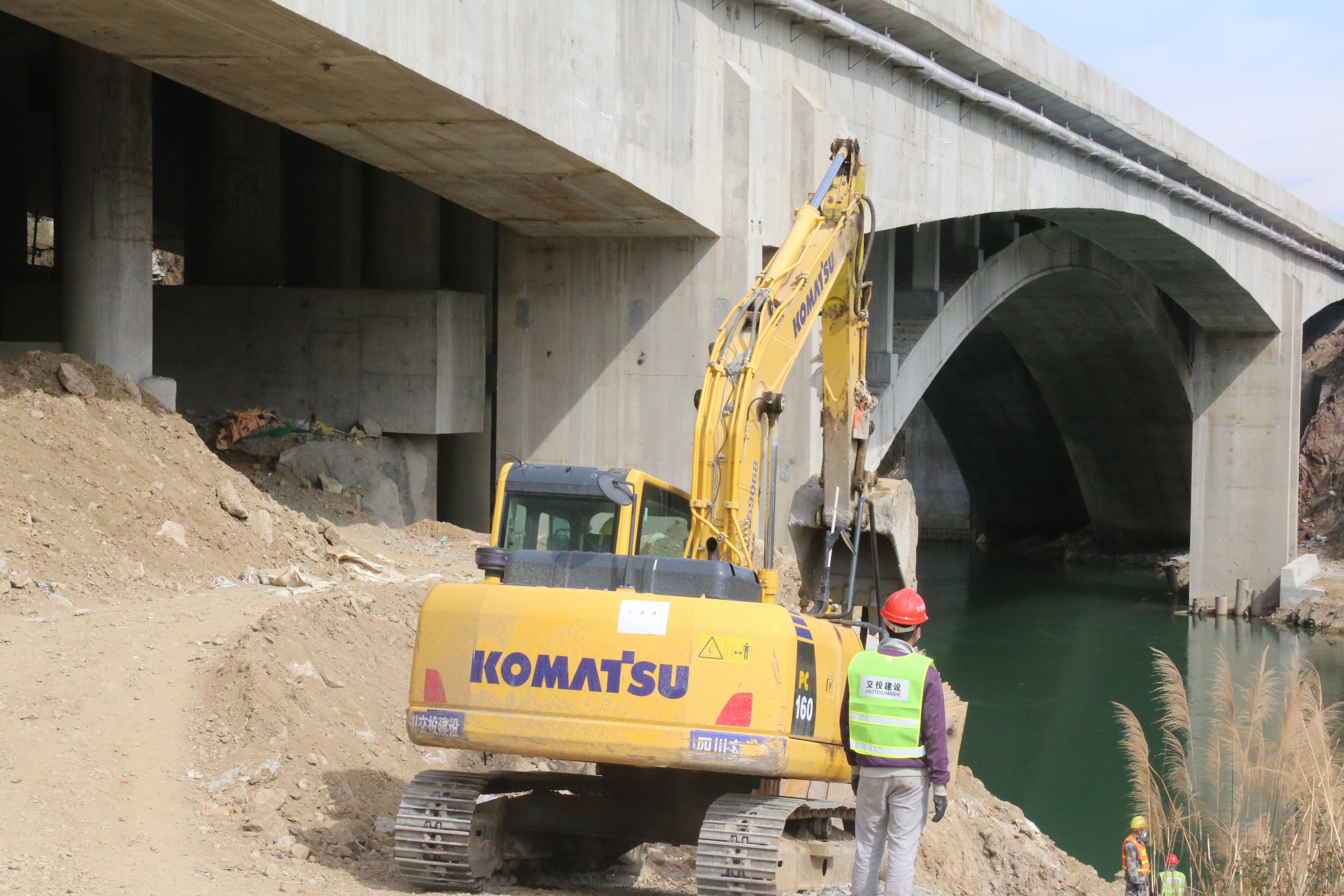 公司承建的瀘黃路梳妝臺大橋兩側 加寬工程附屬工程順利復工