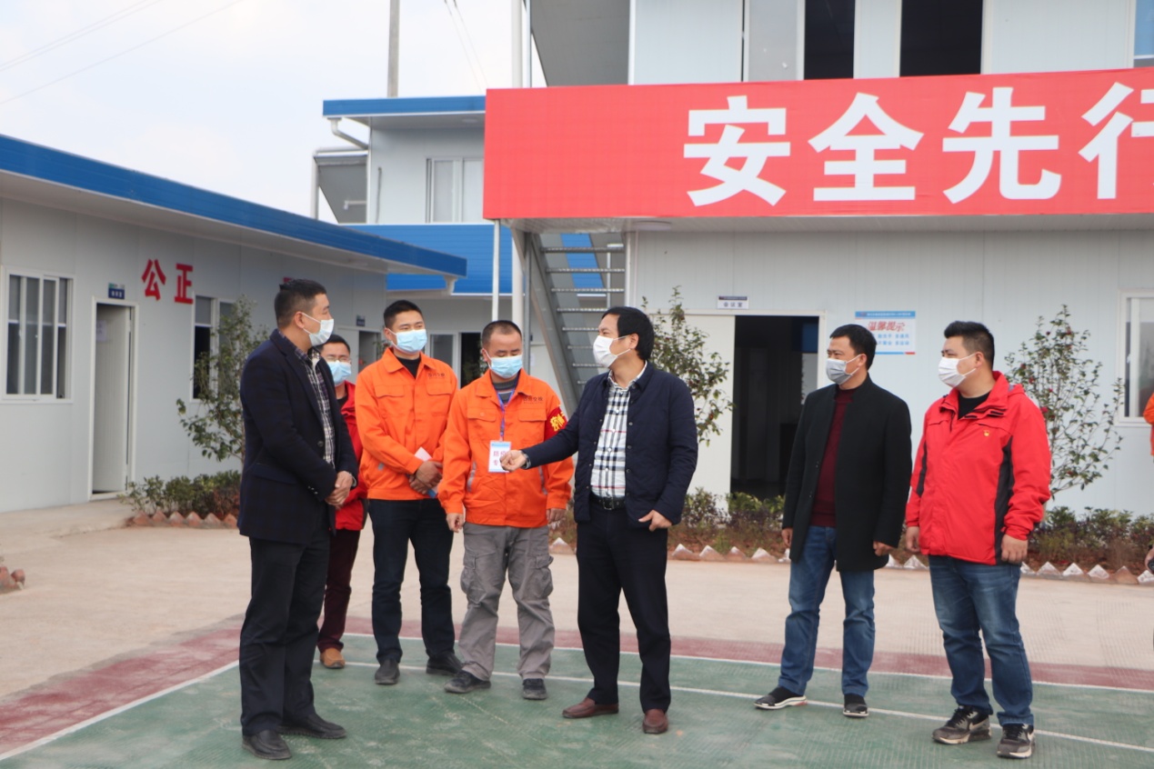 公司黨委委員、紀委書記張忠勇“四不兩直”深入成宜路基、路面項目檢查防疫生產工作