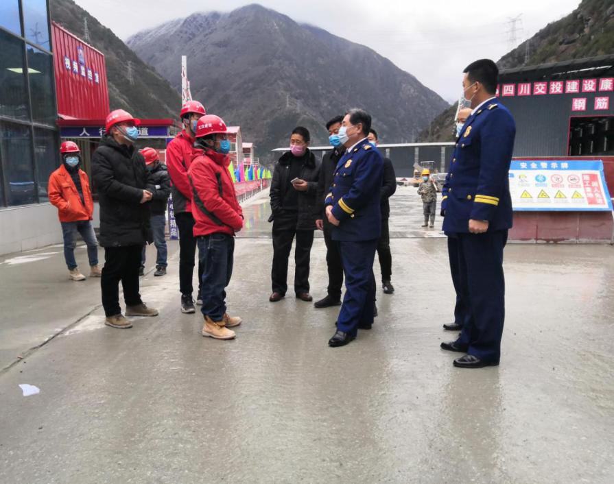 四川省森林消防總隊政委金德成 檢查指導康新K1-1項目防疫復工工作