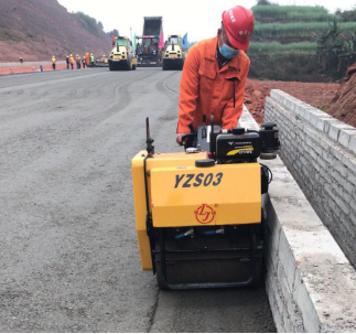 公司成宜ZCB4-LM1項目率先采用 手扶式單鋼輪壓路機進行邊部壓實