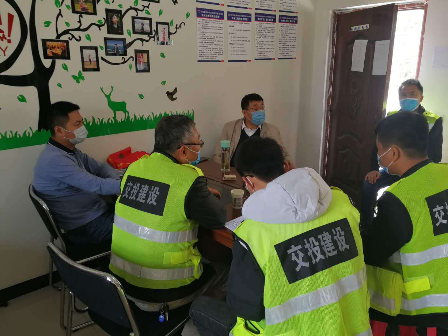 公司黨委委員、副總經理何騰一行赴都汶高速督導檢查疫情防控及工程推進情況