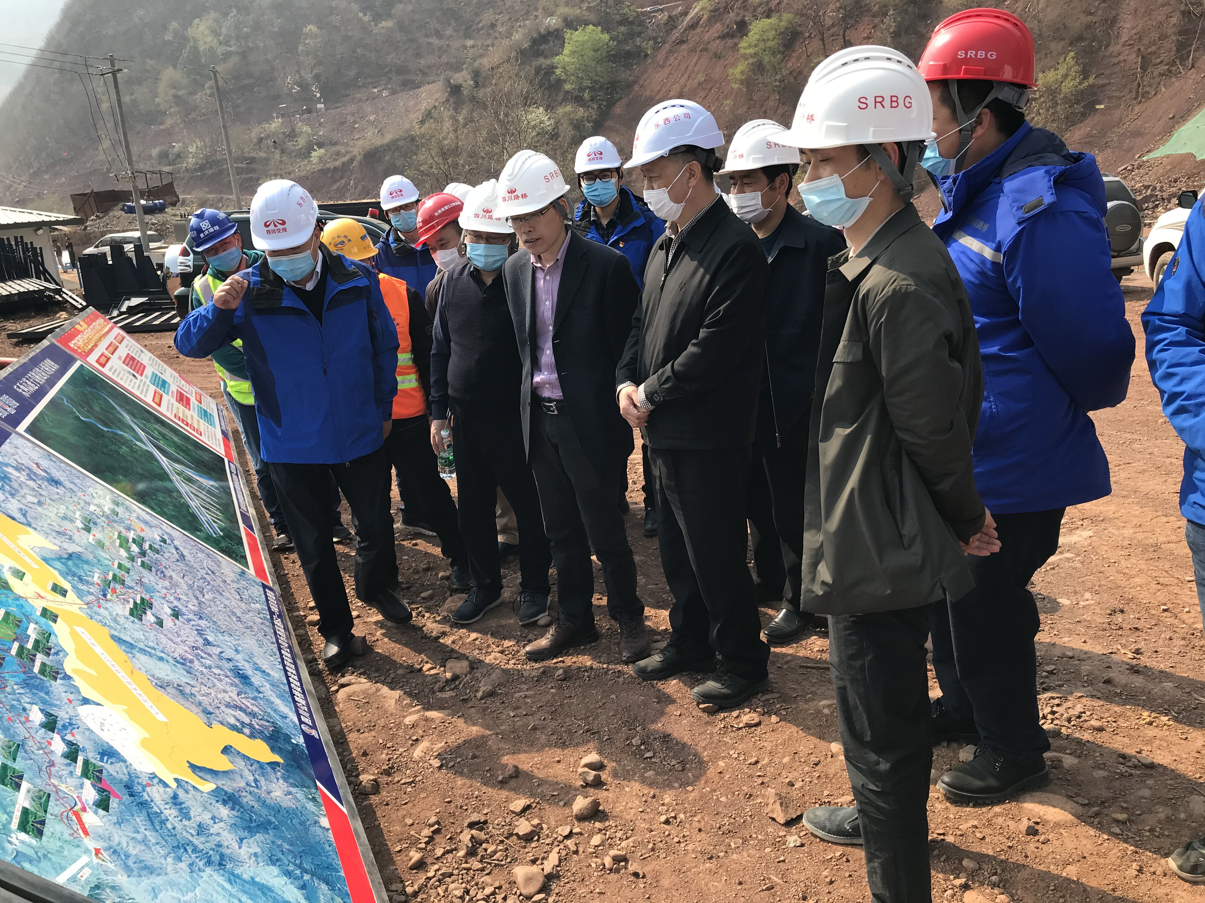 四川省交通廳總工陳樂生一行 赴樂西高速S2標調研指導