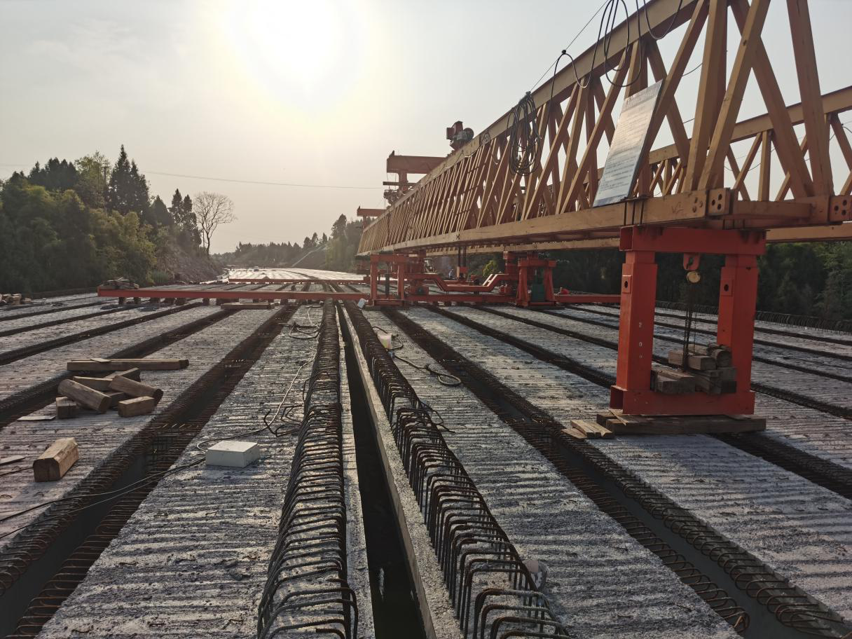 成資渝高速公路TJ5標(biāo)段李家灣大橋梁板架設(shè)完成