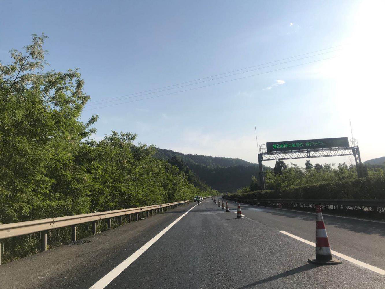 G65達陜高速公路路面病害處治工程 試驗段順利鋪筑
