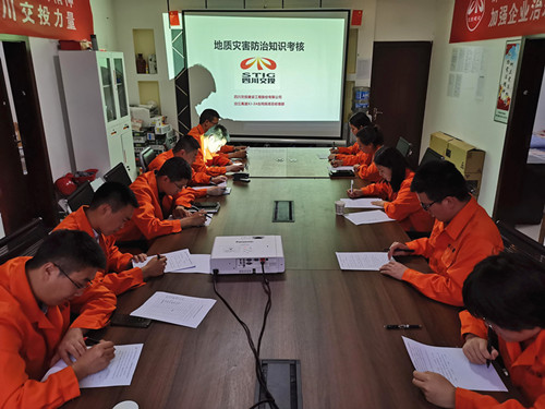 沿江高速XJ24項目組織學習地質災害安全知識