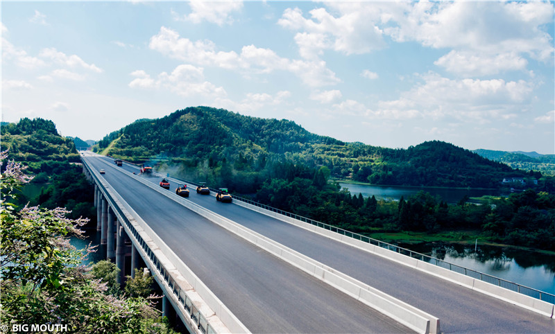 9、2015年9月攝于遂西高速一分部路面施工現(xiàn)場（赤城湖大橋）1.jpg