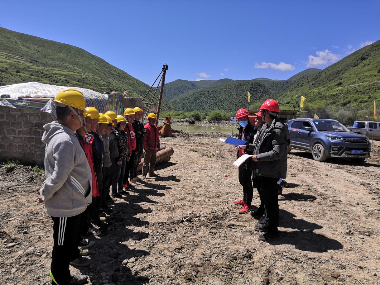 天災(zāi)難阻千鈞鉆 百里久馬第一樁—久馬高速全線樁基施工順利開工