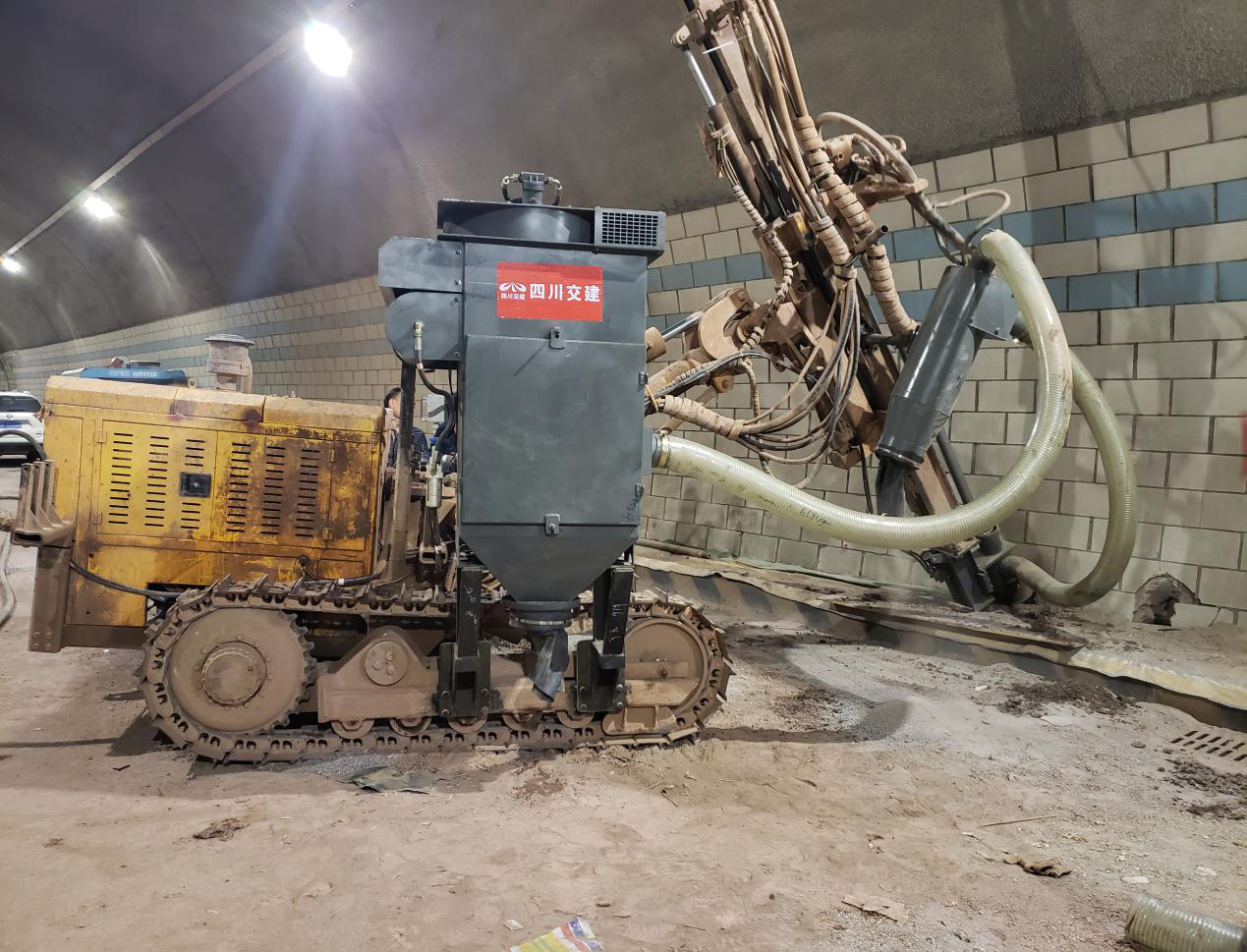 運用新技術(shù)  綠色又環(huán)保 —廣巴高速王家山隧道病害處治工程應(yīng)用鉆孔吸塵新技術(shù)