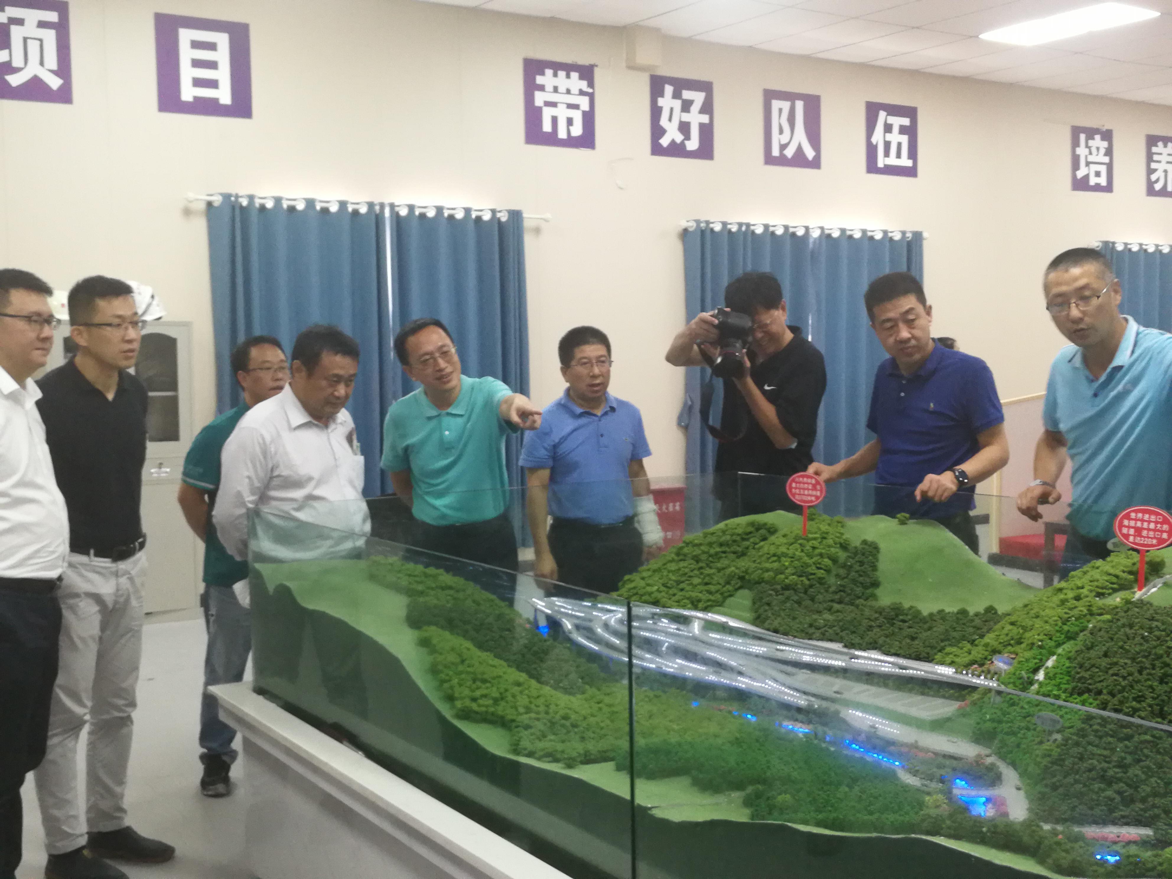 交通運輸部公路科學研究院院長張勁泉赴雅葉高速康定過境段視察調研