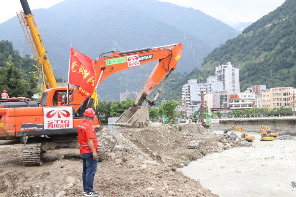 沖鋒在前勇擔當 防汛搶險踐初心 ---黨旗飄飄，奮戰石棉縣電力路塌方清淤