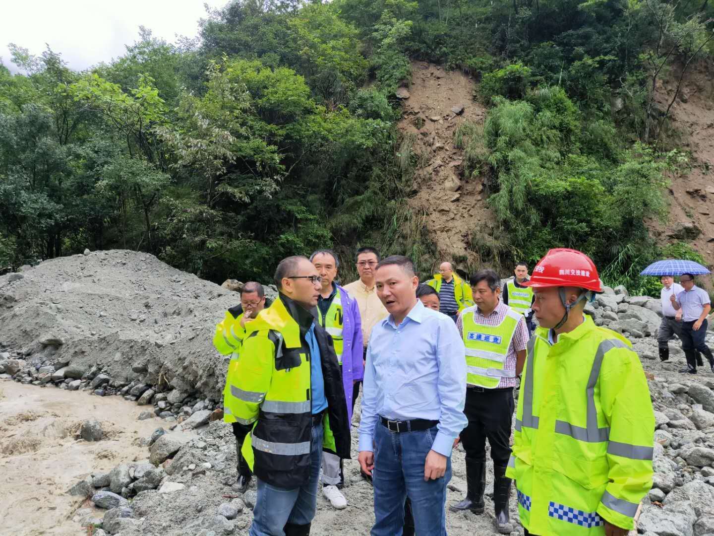 集團黨委副書記、副董事長、總經(jīng)理周黎明一行赴雅西高速擦羅隧道搶險現(xiàn)場查看情況