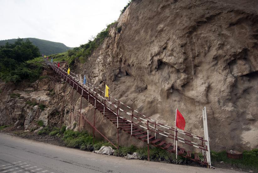 金沙江畔，懸崖峭壁之上架起一條靚麗的 人行棧道