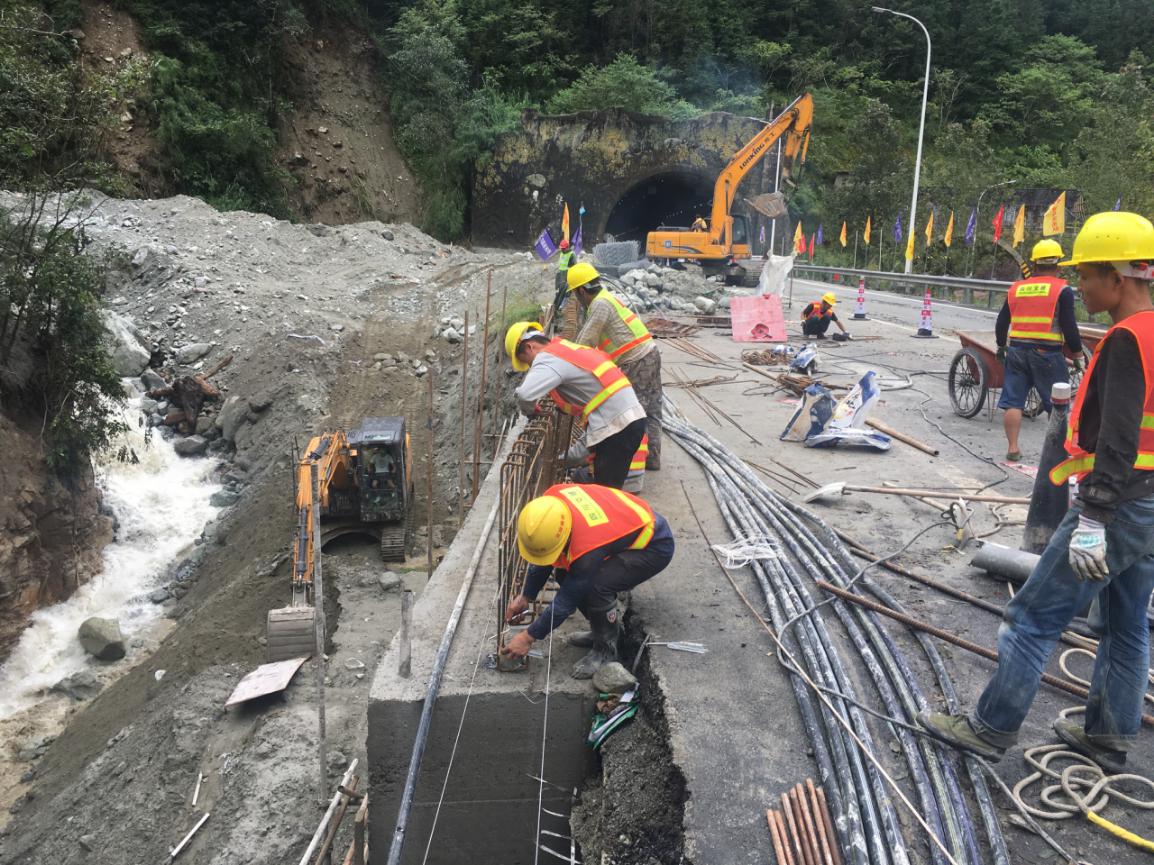 雅西高速擦羅隧道出口路基澆筑完成