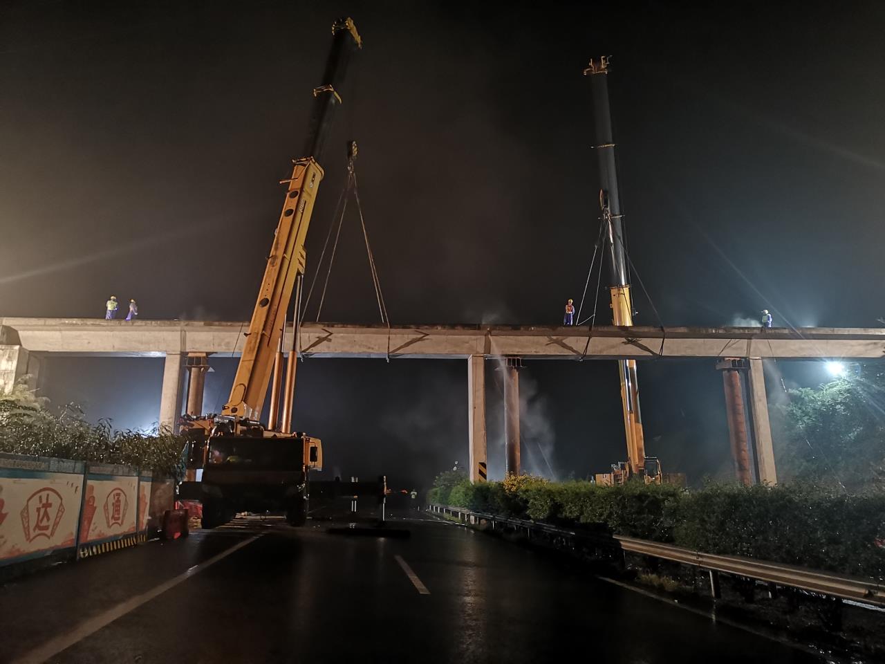 提前4小時！四川交投建設(shè)安全拆除雅西高速漢源服務(wù)區(qū)人行天橋