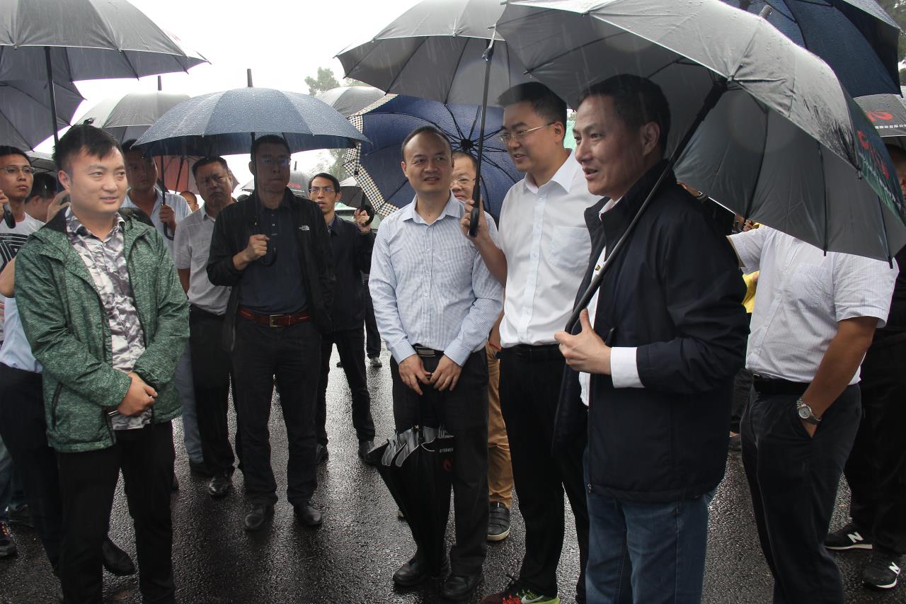 集團公司黨委副書記、副董事長、總經(jīng)理周黎明督導成資渝高速公路建設