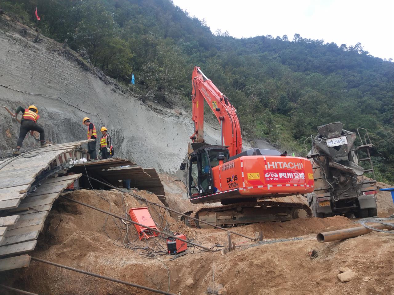 隧道出口右洞導向墻施工3.jpg