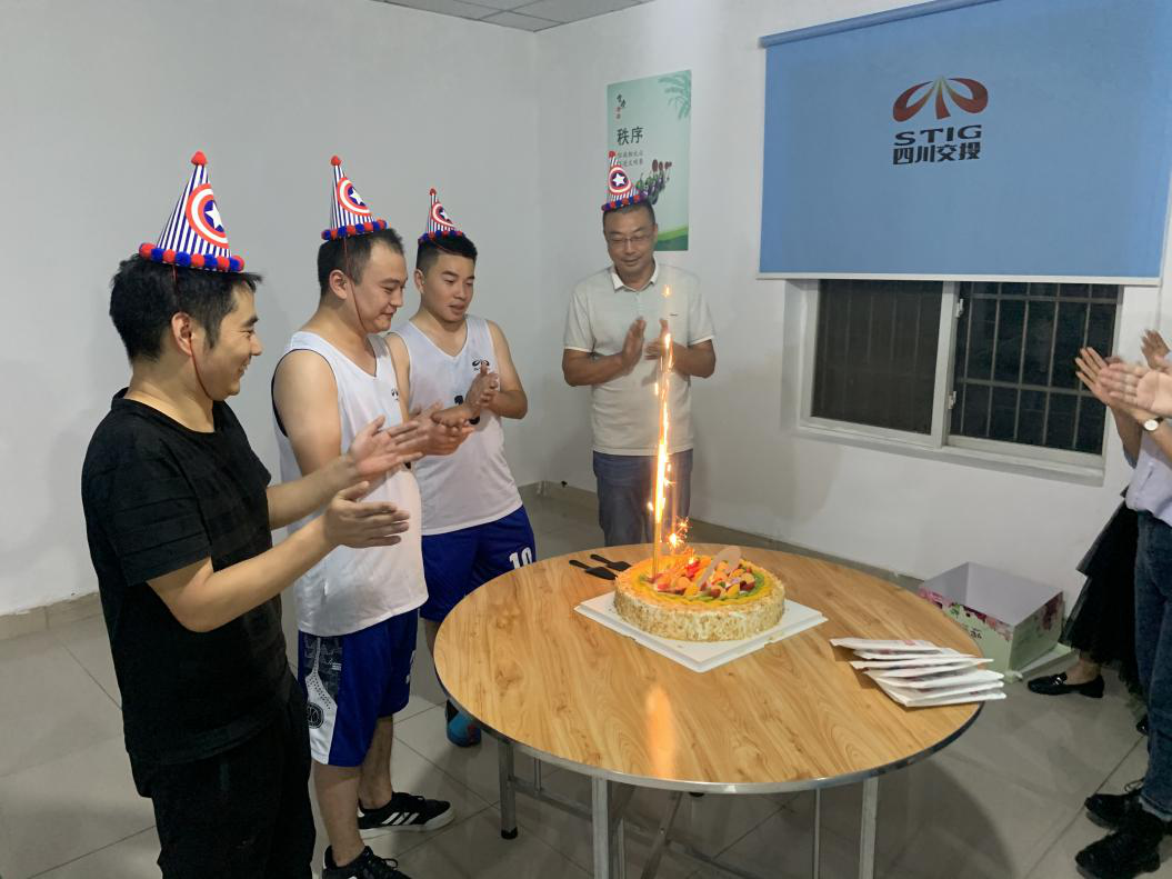 員工集體生日會 濃濃溫情暖人心 —成綿擴容項目TJ9標段組織開展九月項目員工集體生日會
